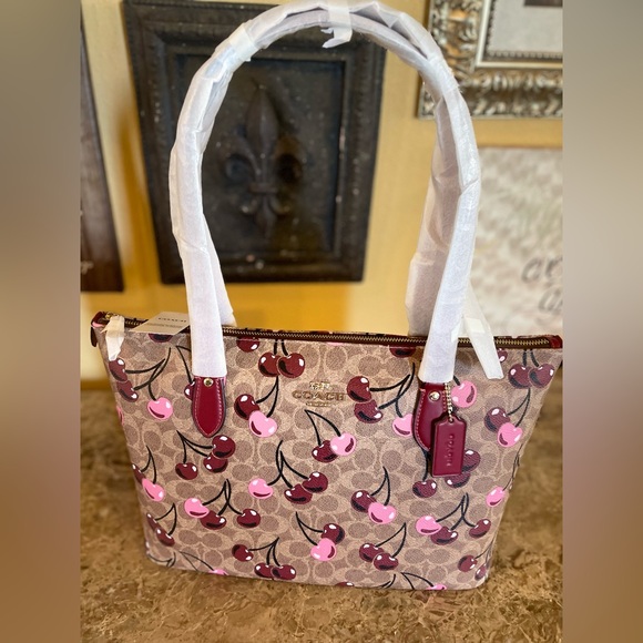 COACH Gallery Tote Bag In Signature Canvas With Cherry Print NWT - Picture 3 of 14